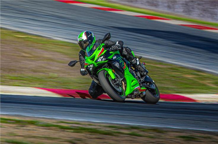 At 198 kg, the ZX-6R is 2 kg heavier than before.